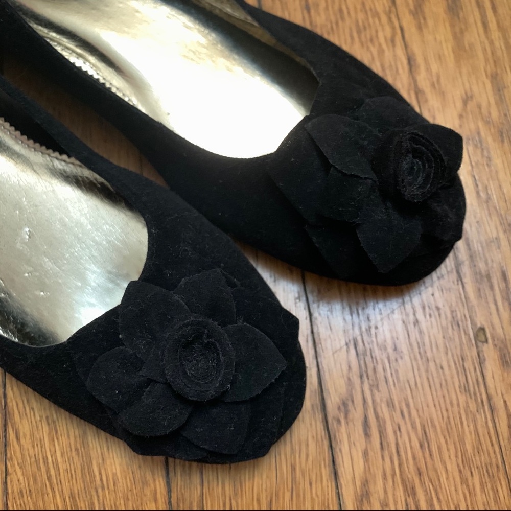 Lalla Sz 8.5 black velvet flats w/ flower